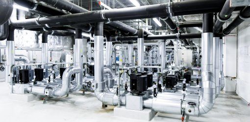 INTRODUZIONE AGLI IMPIANTI IDROTERMOSANITARI PER CAPANNONI INDUSTRIALI 1 Centrale tecnologica industriale con rete di tubazioni in acciaio inox, pompe e impianti meccanici per la gestione di fluidi o climatizzazione