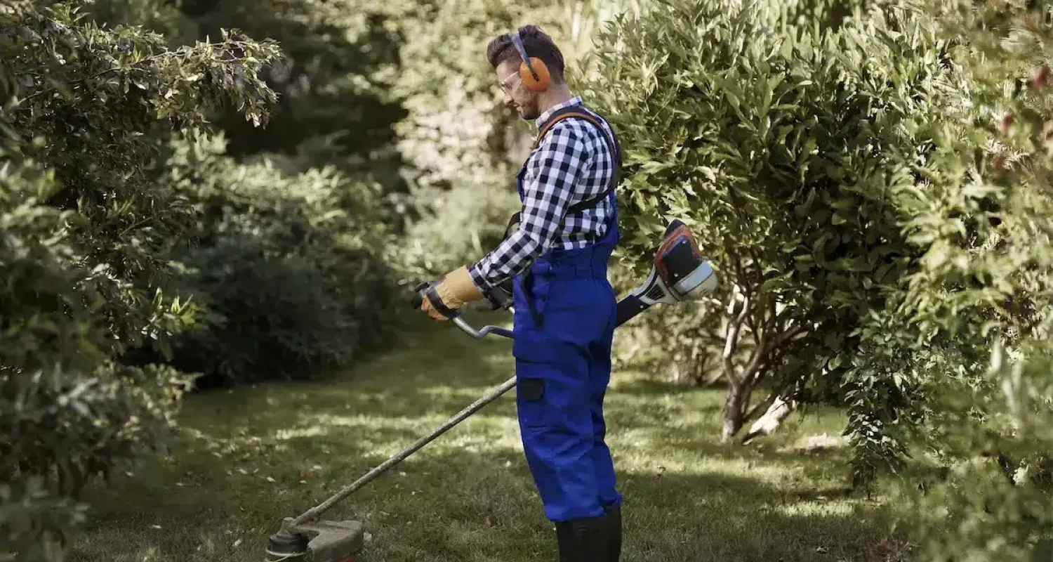 busy man using a weedwacker at garden min scaled 1 c7fc9124 Kadef SpA